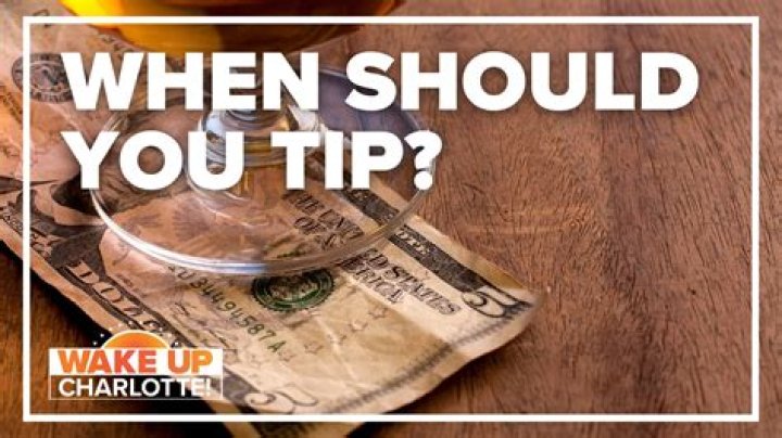 Should you tip with cash at a bar?