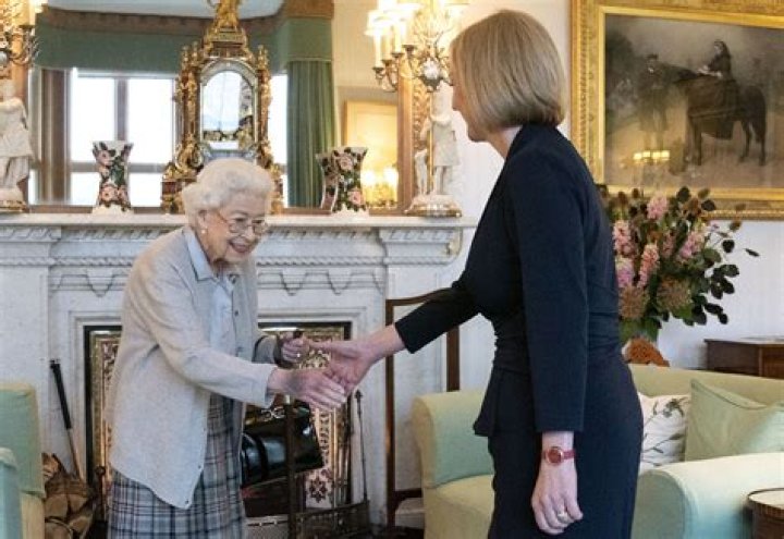 What time does the Queen of England eat dinner?